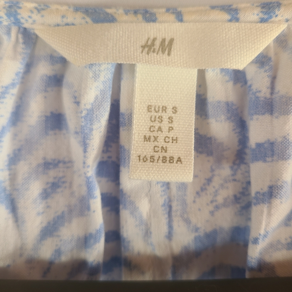 H&M Blue and White Vneck Patterned  Calf Length Dress Balloon 3/4 Sleeves - Picture 4 of 8